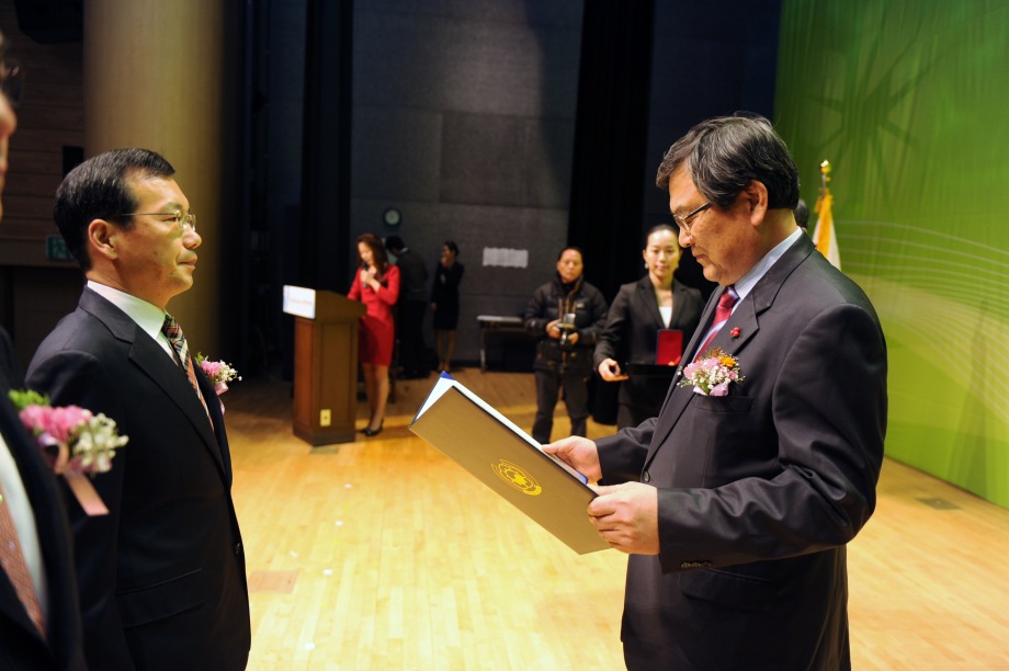 2013 국가연구개발 성과평가 과학기술훈장웅비장 수상 이미지